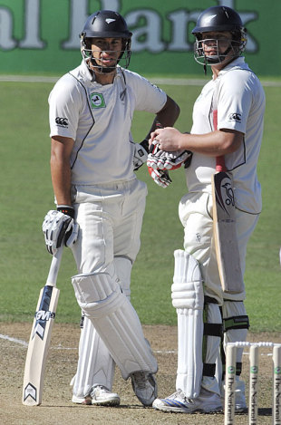 Ross Taylor and Jesse Ryder take a breather, New Zealand v India, 2nd Test, Napier, 1st day, March 26, 2009