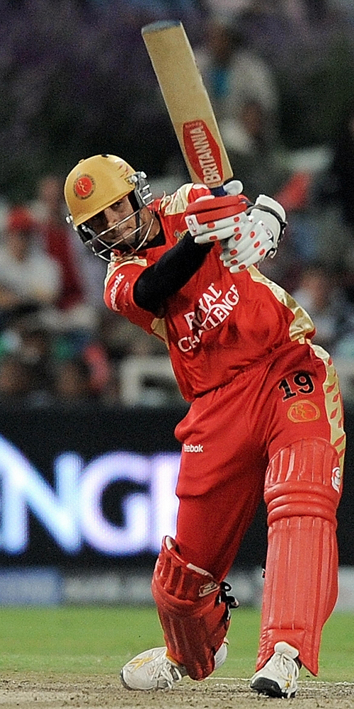 Rahul Dravid plays it straight back past the bowler, Bangalore Royal Challengers v Deccan Chargers, IPL, 8th game, Cape Town, April 22, 2009