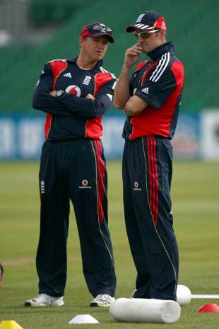 Andy Flower and Andrew Strauss discuss tactics during practice, Bristol, May 23, 2009