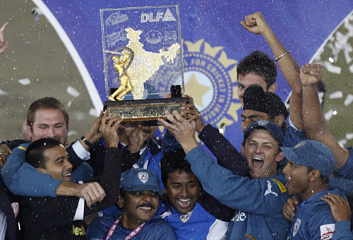 The victorious Deccan Chargers hold aloft the IPL trophy, Royal Challengers Bangalore v Deccan Chargers, IPL, final, Johannesburg, May 24, 2009