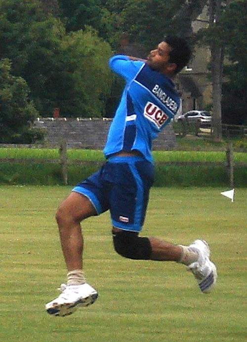 Mashrafe Mortaza runs in hard during practice near Oxford, Ashton Rowant Cricket Club Ground, May 25, 2009