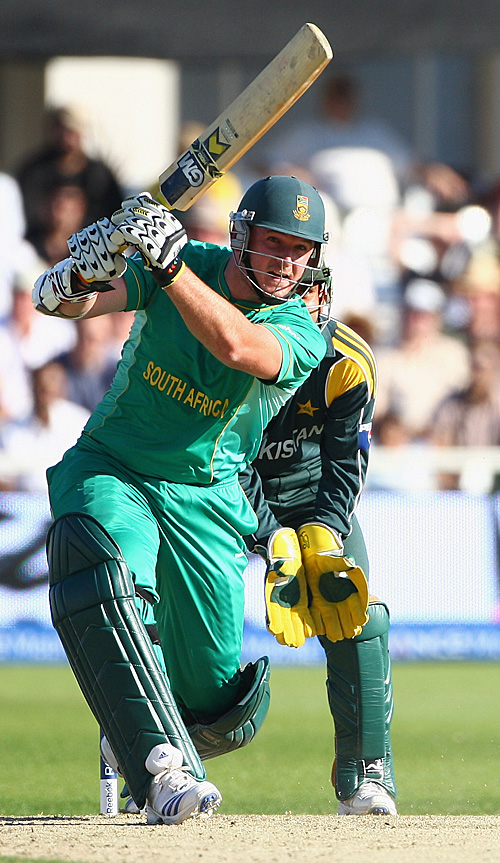Graeme Smith bullies one down the ground during a slick 53-ball 70