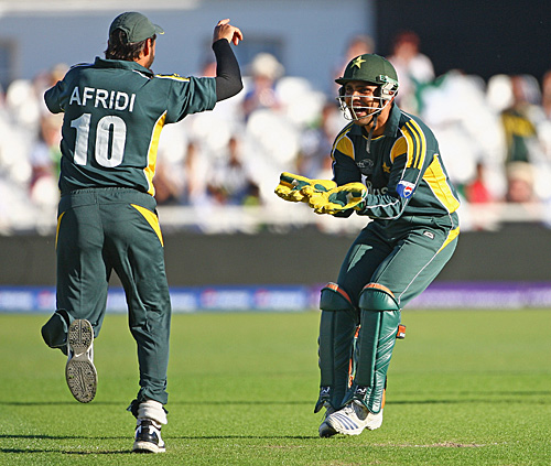 Kamran Akmal celebrates with Shahid Afridi the run-out of AB de Villiers