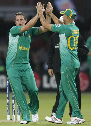 Roelof van der Merwe celebrates Brendon McCullum's dismissal with Herschelle Gibbs, New Zealand v South Africa, ICC World Twenty20, Lord's, June 9, 2009