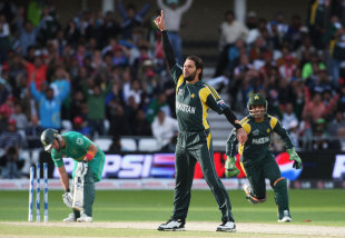 Shahid Afridi sends back Herschelle Gibbs, Pakistan v South Africa, ICC World Twenty20, 1st semi-final, Trent Bridge, June 18, 2009
