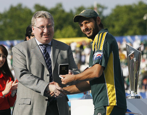 Shahid Afridi receives the Man-of-the-Match award