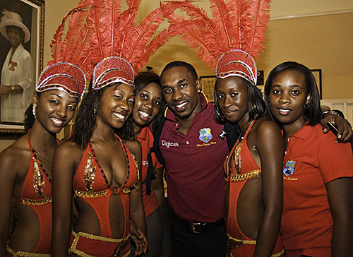 Dwayne Bravo poses with the Digicel girls 