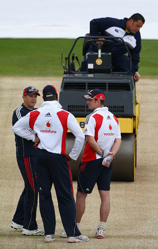 Andy Flower, Ottis Gibson and Andrew Strauss deep in discussion, England v Australia, 1st Test, Cardiff, July 7, 2009
