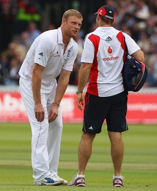 Andrew Flintoff had a problem with his knee, England v Australia, 2nd Test, Lord's, 4th day, July 19, 2009