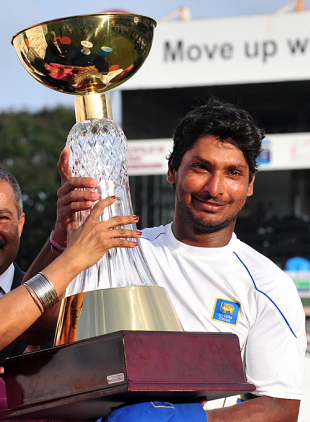 Kumar Sangakkara lifts the series trophy, Sri Lanka v Pakistan, 3rd Test, Colombo, 5th day, July 24, 2009