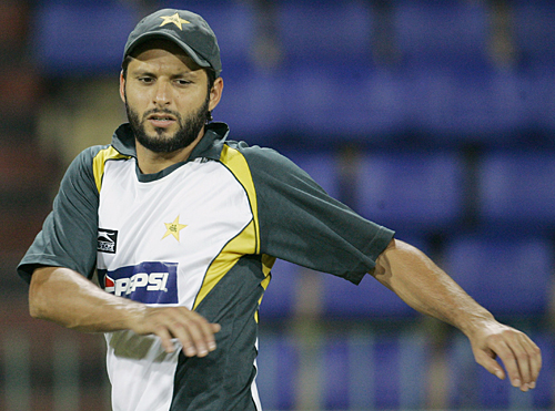 Shahid Afridi goes through the motions at practice