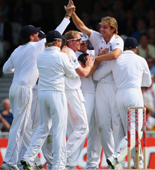 Stuart Broad congratulated for claiming the wicket of Shane Watson, England v Australia, 5th Test, The Oval, 2nd day, August 21, 2009