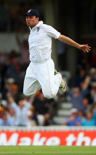 Jonathan Trott shows his hang-time after catching Michael Clarke, England v Australia, 5th Test, The Oval, 2nd day, August 21, 2009
