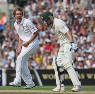 Stuart Broad trapped Mike Hussey leg before for a duck, England v Australia, 5th Test, The Oval, 2nd day, August 21, 2009
