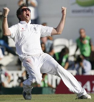 Graeme Swann does a football-style celebration, England v Australia, 5th Test, The Oval, 4th day, August 23, 2009