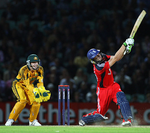 Luke Wright launches into the deep, England v Australia, 1st ODI, The Oval, September 4, 2009