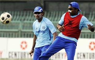 Mahela Jayawardene and Tillakaratne Dilshan try out something in Colombo that Joe Denly is unlikely to in the near future