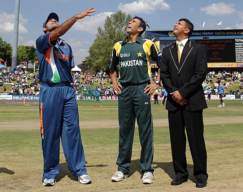 MS Dhoni and Younis Khan at the toss