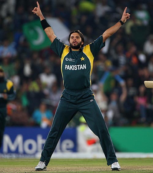 Shahid Afridi does his version of an Andrew Flintoff celebration