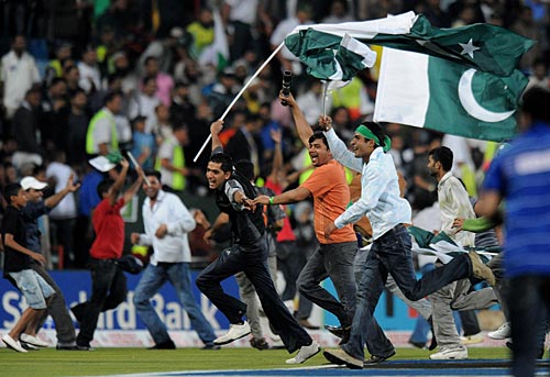 Pakistan fans invaded the field after their team's victory