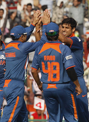 Ashish Nehra gave India the first breakthrough, India v Australia, 4th ODI, Mohali, October 2, 2009