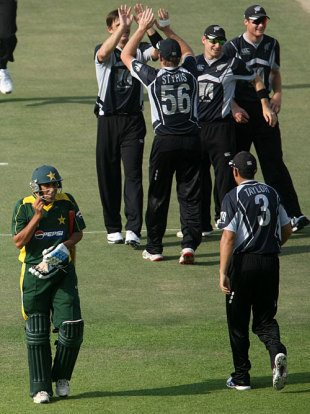 Shane Bond celebrates the dismissal of Younis Khan with his team-mates, Pakistan v New Zealand, 1st ODI, Abu Dhabi, November 3, 2009