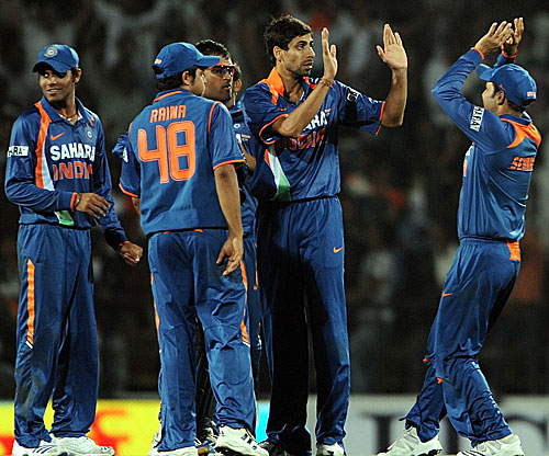 Ashish Nehra and the rest celebrate the fall of Tillakaratne Dilshan