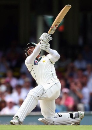 Umar Akmal goes for a slog sweep, Australia v Pakistan, 2nd Test, Sydney, 2nd day, January 4, 2010