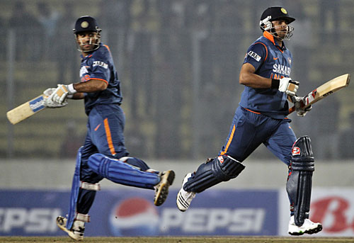 MS Dhoni and Suresh Raina run hard between the wickets