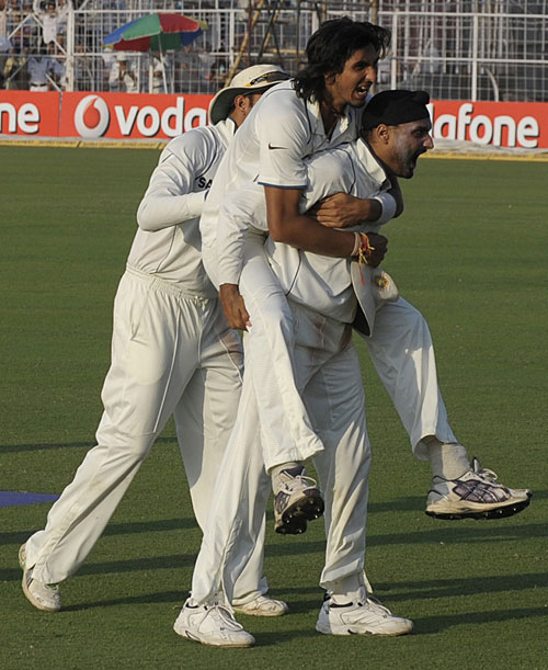 Ishant Sharma and Harbhajan Singh celebrate