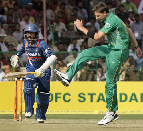Dale 
Steyn is frustrated by Dinesh Karthik's shots
