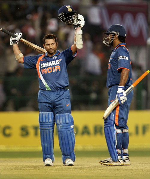 MS Dhoni is happy as Sachin Tendulkar reaches 200 in the last over