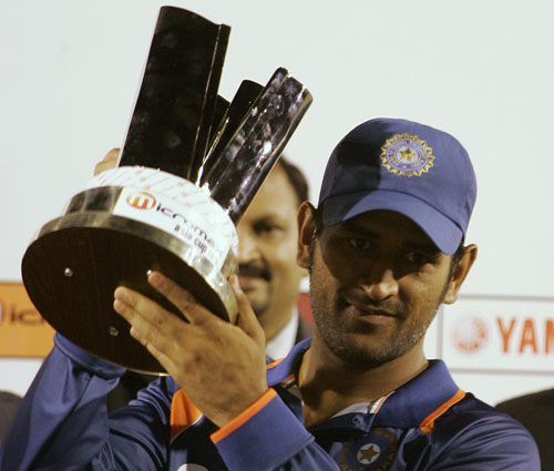 MS Dhoni lifts the Asia Cup