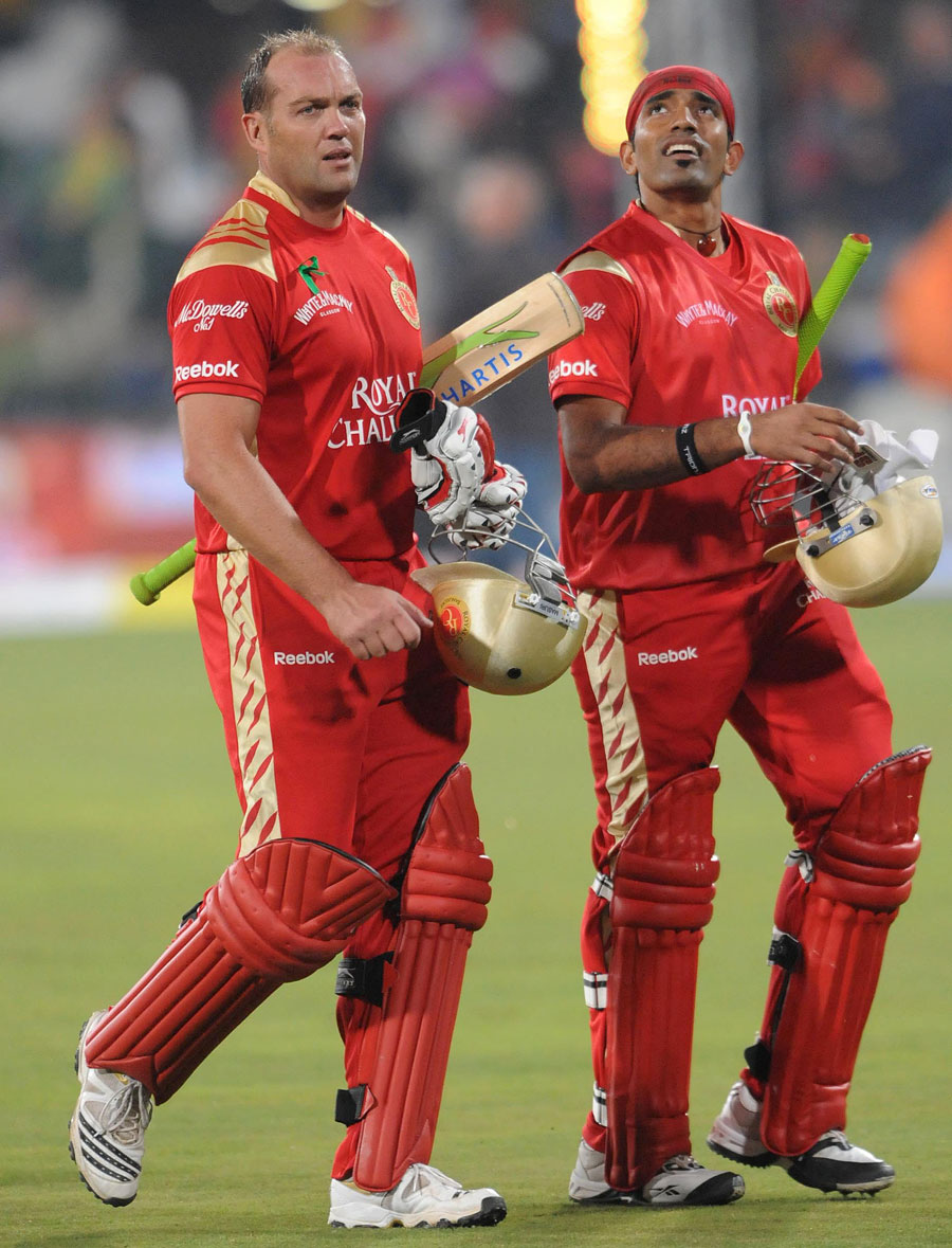 Jacques Kallis and Robin Uthappa walk of after completing the win