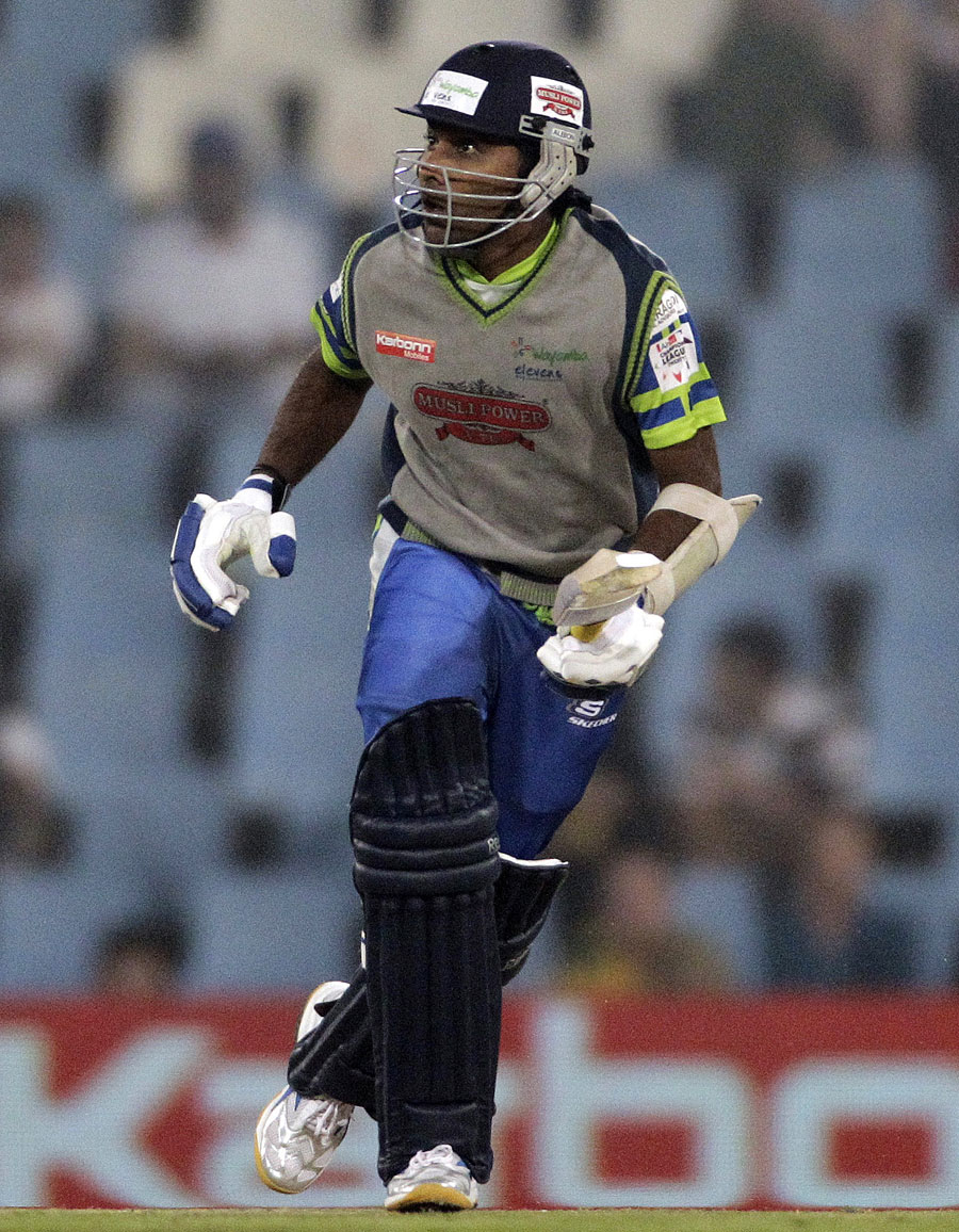 Mahela Jayawardene is about to be caught at third man