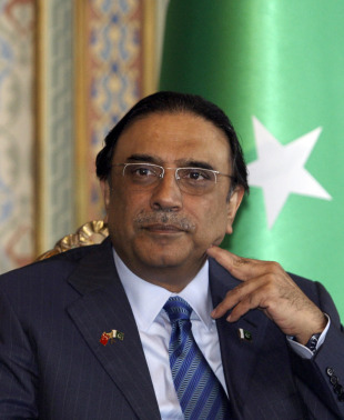 Asif Ali Zardari poses for photos, Istanbul, January 25, 2010