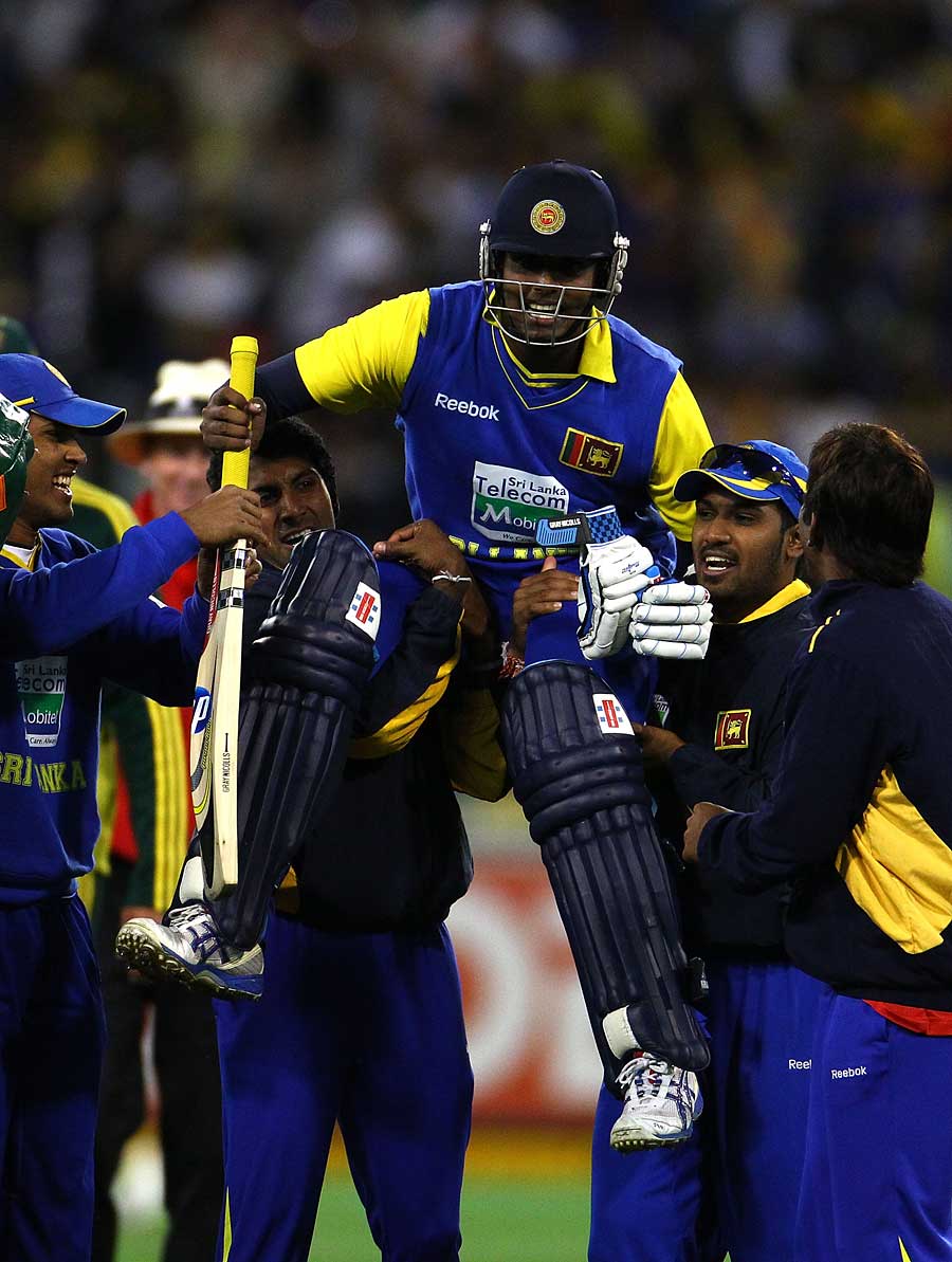 Angelo Mathews his hoisted on his team-mates' shoulders