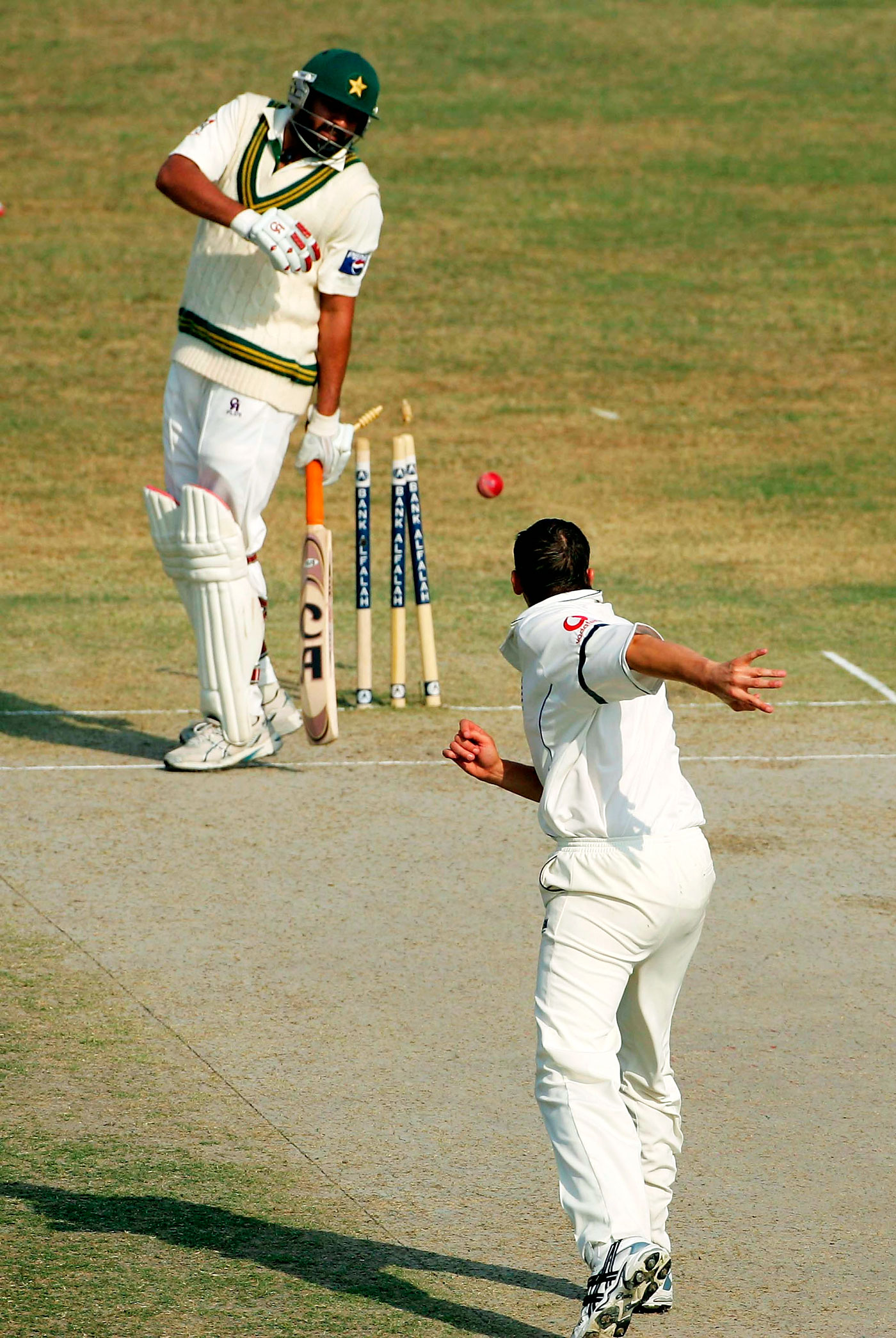 Harmison throws the ball at the stumps, Inzamam tries to avoid the ball
