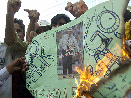 Pakistani protestors torch a placard of Darrell Hair during a rally, Lahore, August 22, 2006
