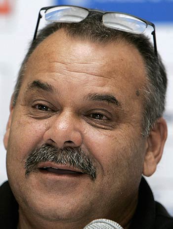  Bangladesh fans want Whatmore to stay until 2011.