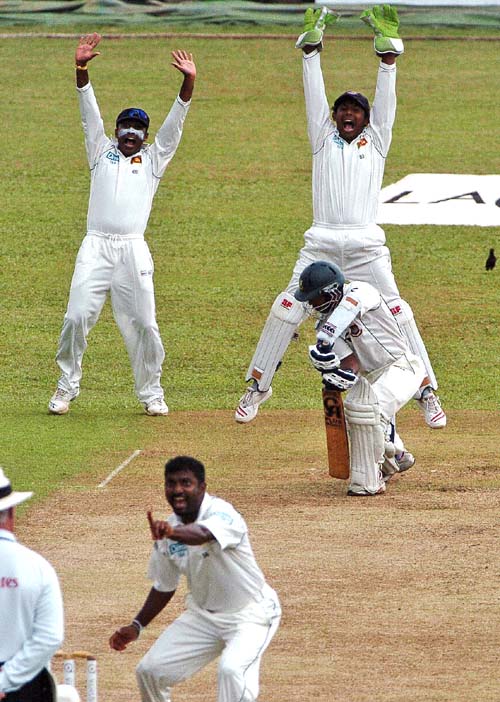 Muralitharan picked two quick wickets to convert Bangladesh’s steady start into struggle