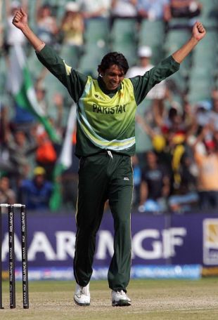 Mohammad Asif rejoices after dismissing Brad Hodge, Australia v Pakistan, Group F, ICC World Twenty20, Johannesburg, September 18, 2007