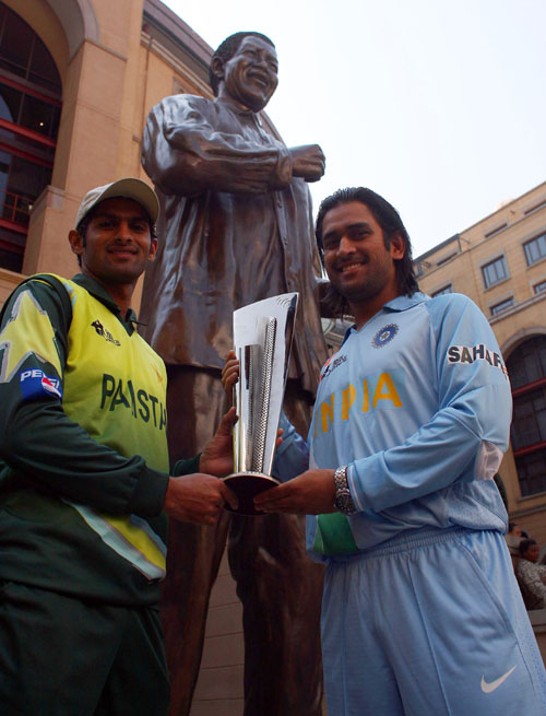 Shoaib Malik and Mahendra Singh Dhoni pose with the ICC World Twenty20 Trophy