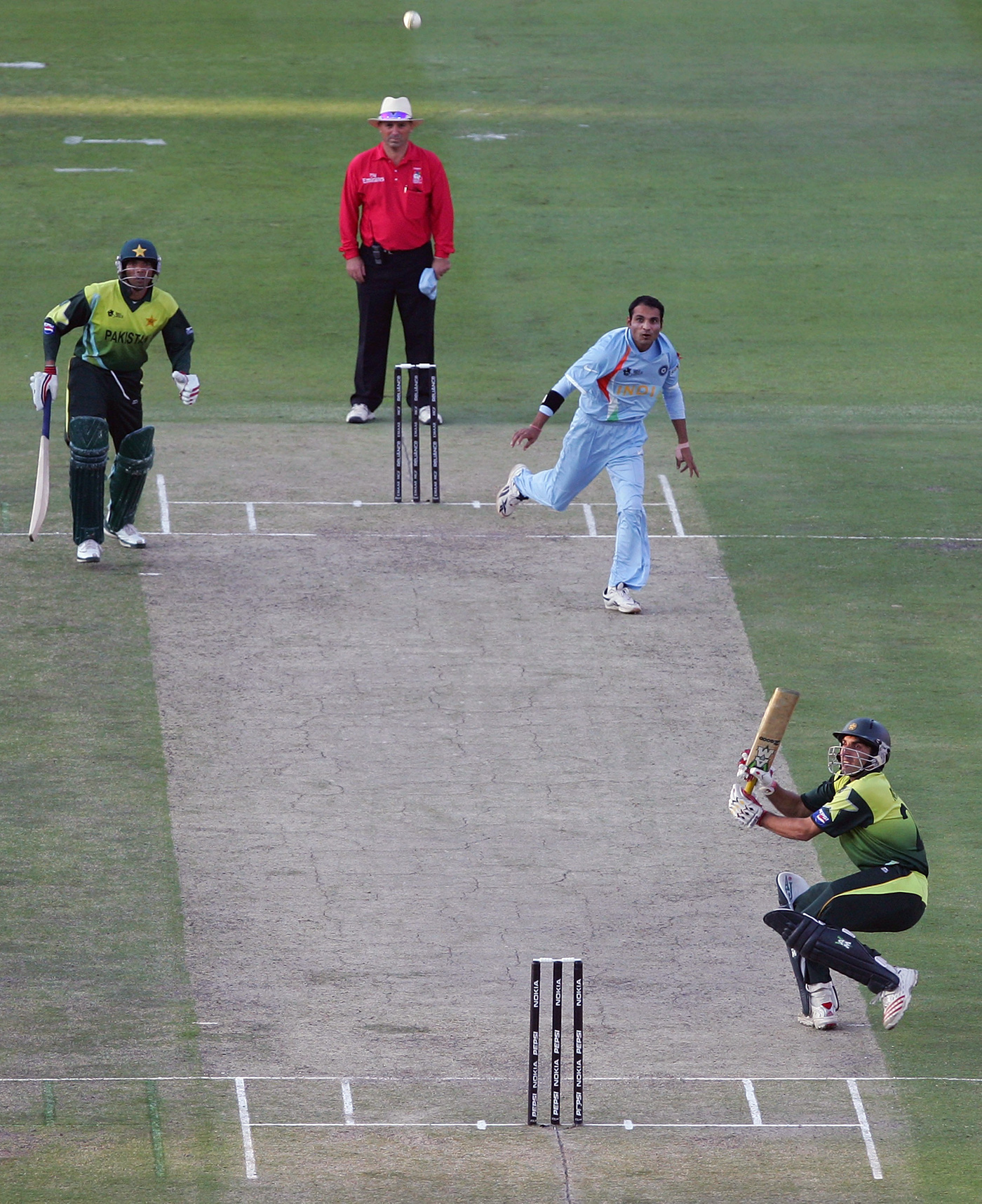 That fateful scoop - Misbah-ul-Haq scoops Joginder Sharma off what was the final ball of the match, India v Pakistan, ICC World Twenty20 final, Johannesburg, September 24, 2007