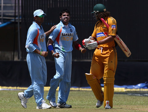 Rahul Dravid tries to calm a heated moment between Sreesanth and Andrew Symonds,