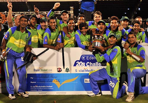 The Hyderabad Heroes pose with the trophy and winner's cheque, Hyderabad Heroes v Lahore Badshahs, Indian Cricket League, 2nd final, Hyderabad, April 6, 2008