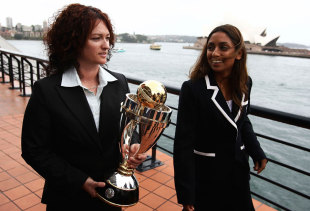 Karen Rolton and Isa Guha walk with the World Cup trophy, Sydney, October 29, 2008
